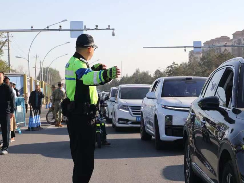 交警正在引導(dǎo)觀展車(chē)輛通行。長(zhǎng)春市公安局交通管理支隊(duì)供圖