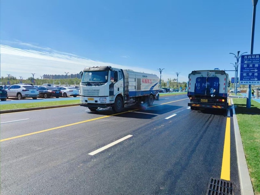 環(huán)衛(wèi)車(chē)輛正在對(duì)航展周邊路面進(jìn)行清潔。長(zhǎng)春市城市管理局供圖