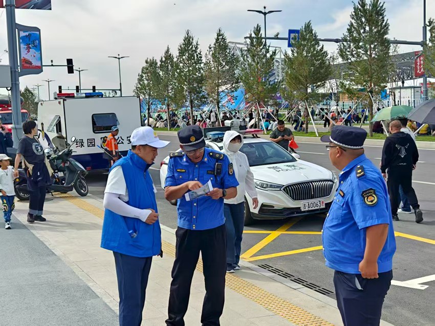 長(zhǎng)春市城市管理局實(shí)施網(wǎng)格管理,安排執(zhí)法人員分區(qū)管控。長(zhǎng)春市城市管理局供圖