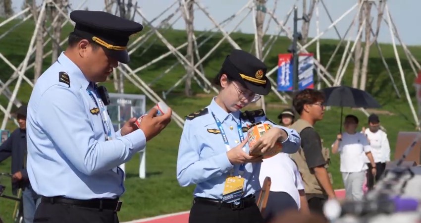 長(zhǎng)春市市場(chǎng)監(jiān)管局對(duì)展區(qū)內(nèi)餐飲單位的食品原材料進(jìn)料進(jìn)行全程保障監(jiān)管。長(zhǎng)春市市場(chǎng)監(jiān)管局供圖