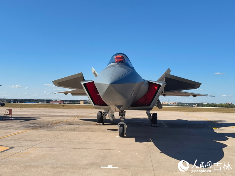 殲-20首次靜態展示。人民網記者 馬俊華攝