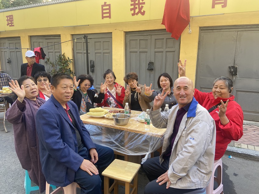 廣興街道越野社區“教師樓”自治小區舉辦“百家宴”。