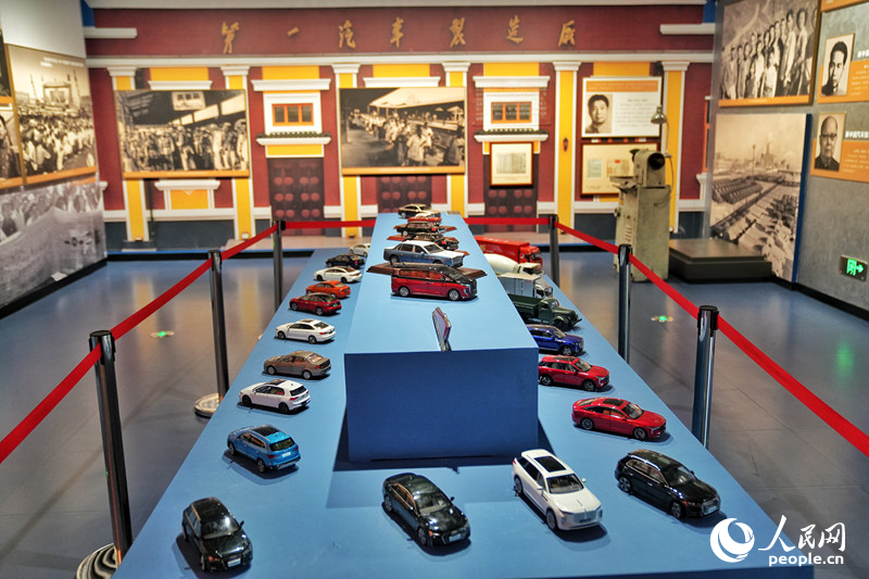 在吉林省近現代史展覽“搖籃風采”展區,展示著中國一汽生產的各式汽車模型。人民網記者 李洋攝