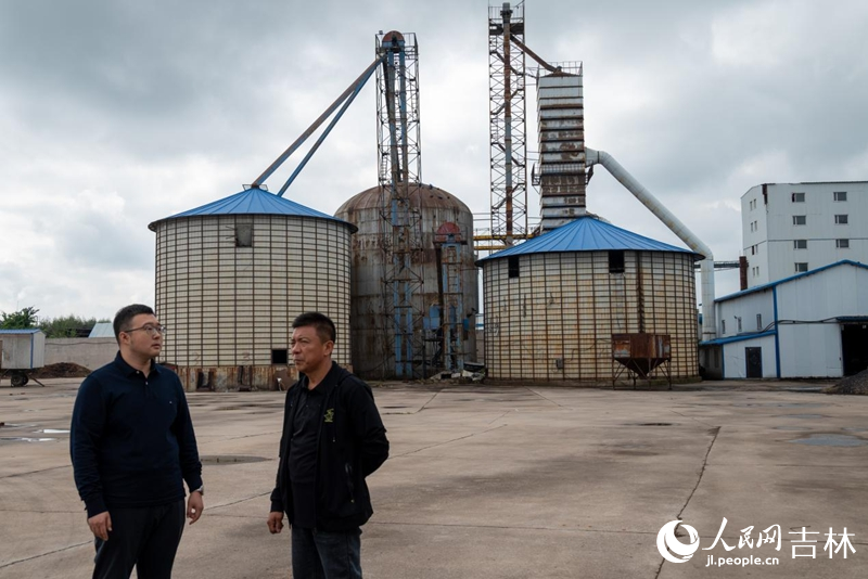 農行工作人員向豐谷糧食加工了解經營狀況。