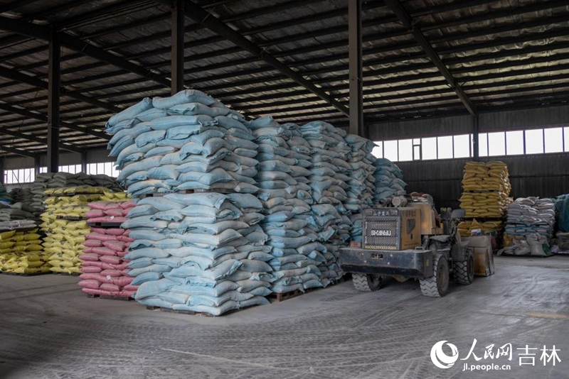 新億牧業的原材料倉庫。