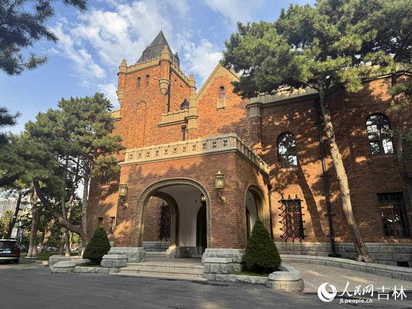 紅墻尖頂的德國古堡式建筑。人民網記者 李思玥攝