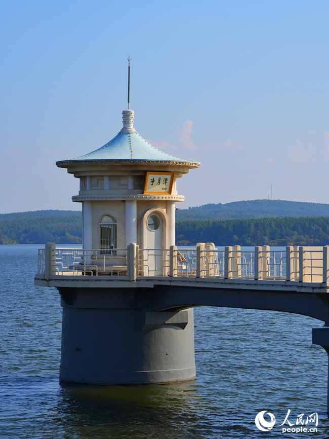 凈月潭地標建筑“放水塔”。人民網記者 李洋攝