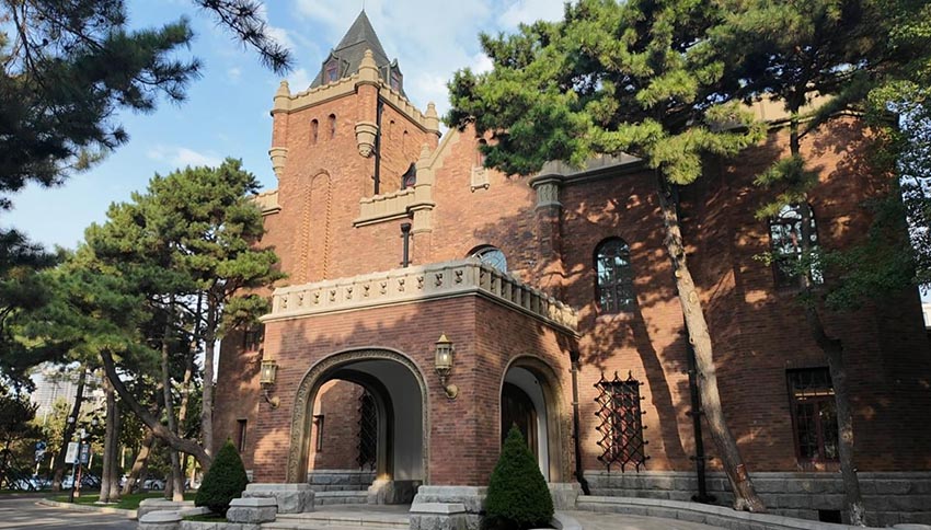 這座隱于松苑賓館綠蔭深處的紅褐色建筑就是侵華日軍關東軍司令官的官邸舊址。