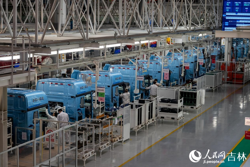 一汽解放J7整車智能工廠生產現場。實習生 王思皓攝