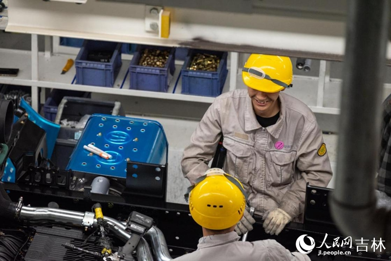 一汽解放J7整車智能工廠的工人正在工作。實習生 王思皓攝