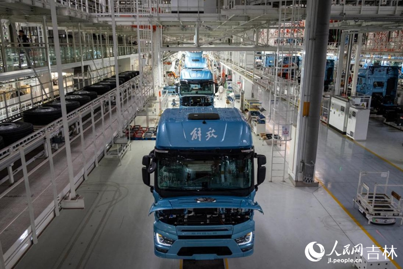 一汽解放J7整車智能工廠生產現場。實習生 王思皓攝