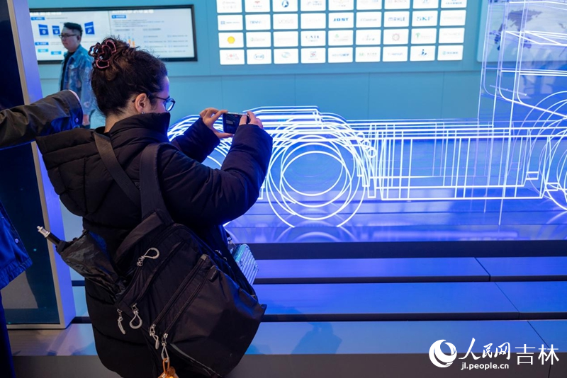 “感知幸福中國行”參訪團參觀一汽解放。實習生 王思皓攝