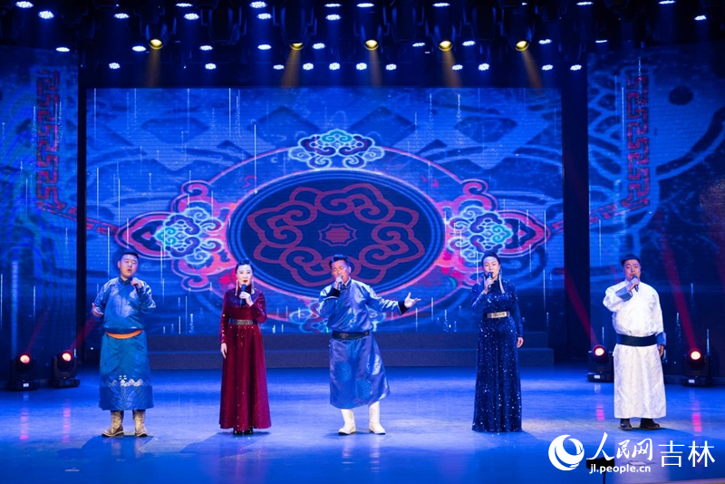 歌曲聯唱《蒙古人》《歡樂的那達慕》。實習生 王思皓攝