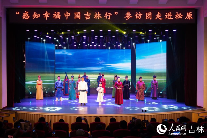 滿族歌曲《歲月滄桑話草原》。實習生 王思皓攝