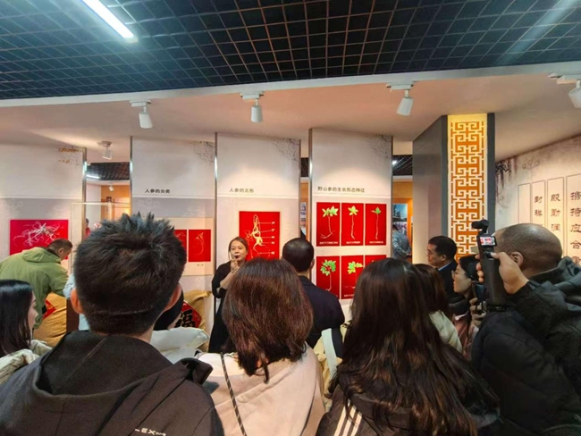 參訪團成員正在參觀萬良長白山野山參展覽館。實習生 王思皓攝