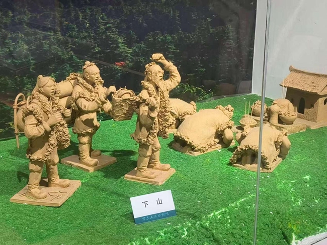 萬良長白山野山參展覽館陳設的長白山采參習俗泥塑。實習生 王思皓攝