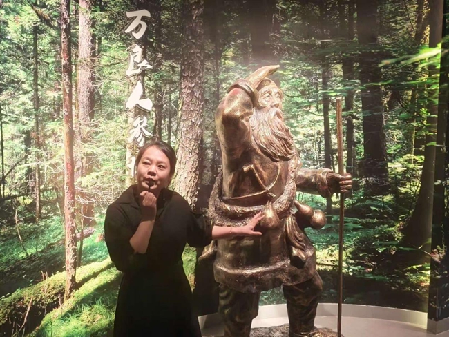 萬良長白山野山參展覽館陳設的孫良雕塑。實習生 王思皓攝