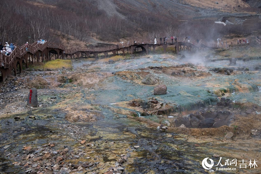 熱氣騰騰的聚龍溫泉群。實習生 王思皓攝