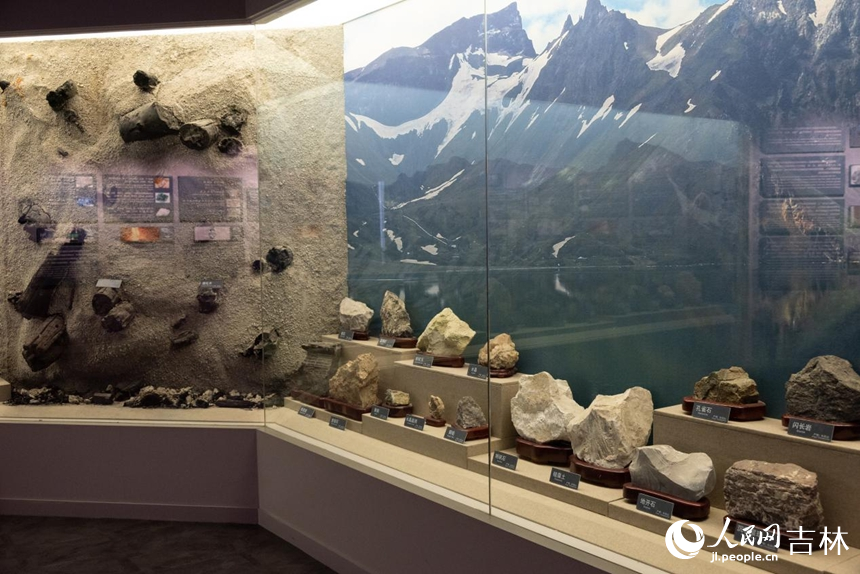 長白山自然博物館內(nèi)礦石展品。實(shí)習(xí)生 王思皓攝