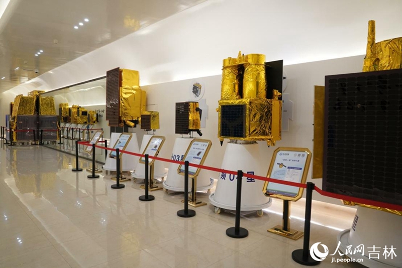“吉林一號”衛(wèi)星模型。人民網(wǎng)記者 李洋攝