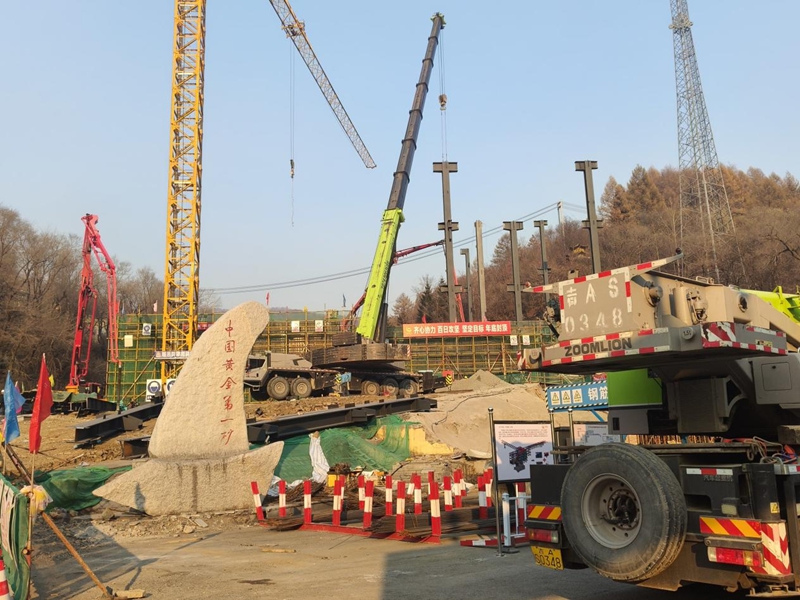 夾皮溝鎮(zhèn)寶戲臺金谷景區(qū)施工現(xiàn)場。實(shí)習(xí)生 王思皓攝