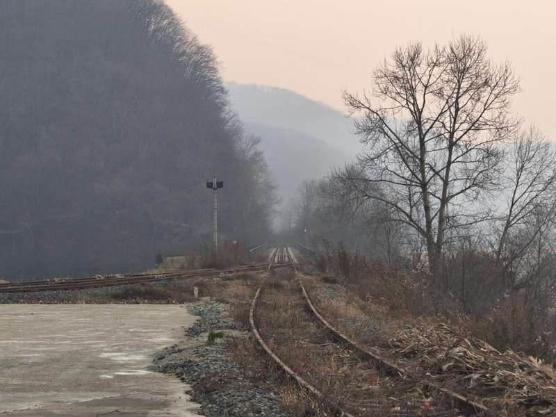 紅石湖氫能觀光列車預(yù)設(shè)軌道。實(shí)習(xí)生 王思皓攝