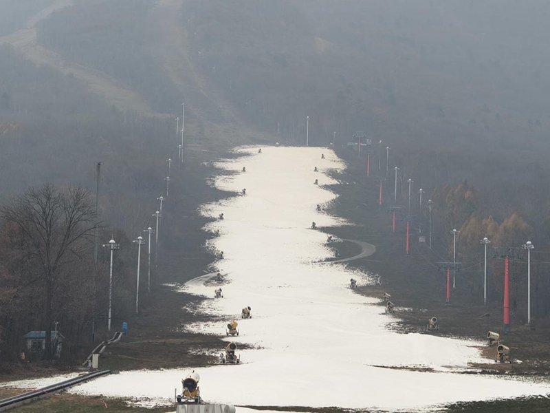 北大湖滑雪度假區(qū)正在造雪的雪道。實(shí)習(xí)生 王思皓攝