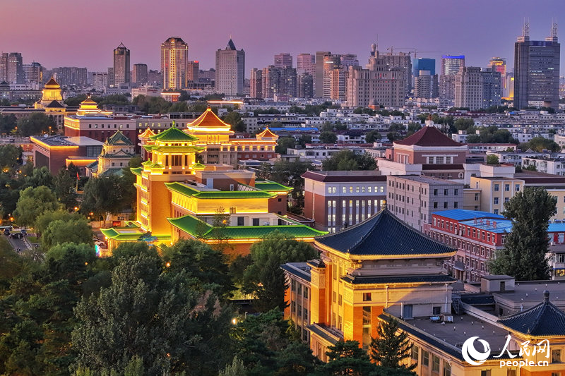 新民大街沿線歷史建筑被點亮。(資料照片)人民網記者 李洋攝