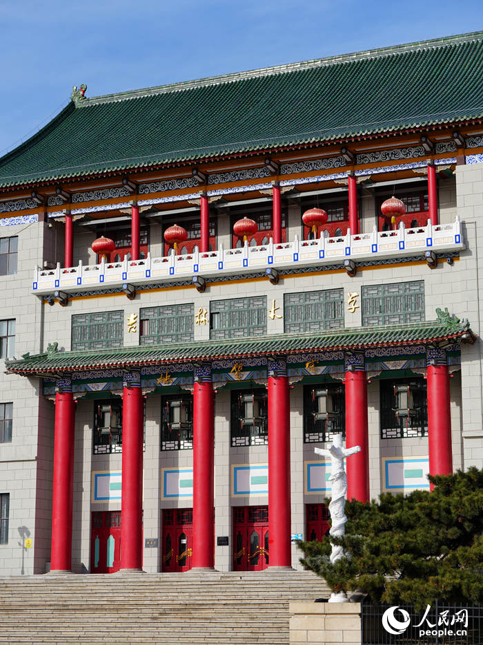 地質宮極具辨識度的“紅廊柱”“綠屋頂”已完成修繕。人民網記者 李洋攝