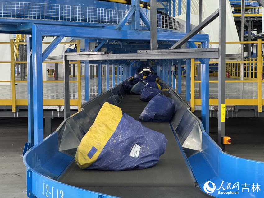 分揀車間內(nèi),一件件包裹在傳送帶上有序流動(dòng)。人民網(wǎng)記者 李思玥攝