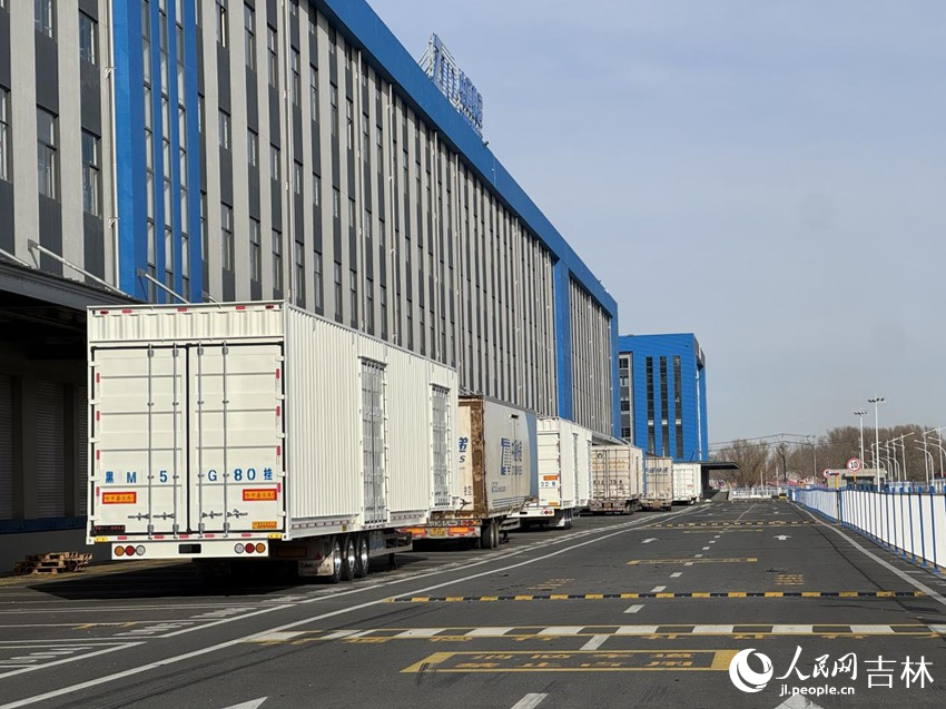 一輛輛印有“中通”標(biāo)識的甩掛式運(yùn)輸車整裝待發(fā)。人民網(wǎng)記者 李思玥攝