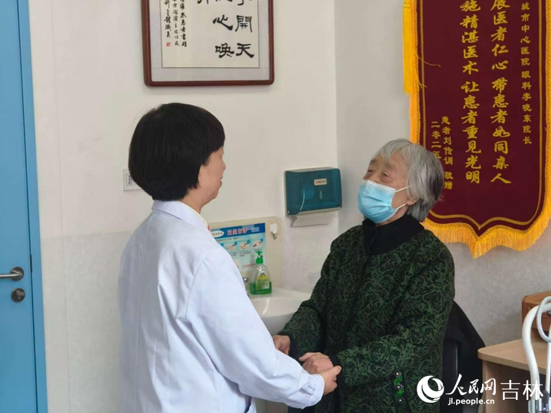 重獲光明的患者正對李曉東表達感謝。 實習生 王思皓攝