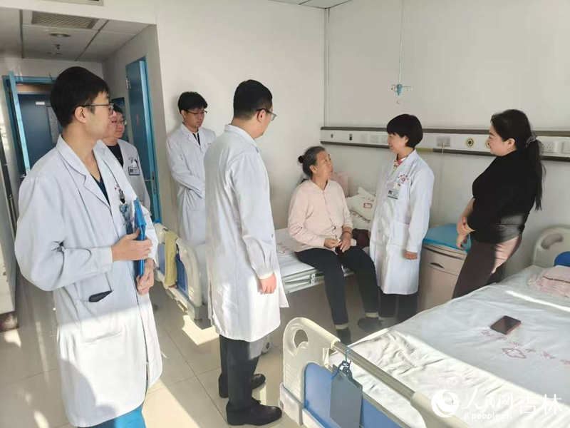 李曉東正在檢查患者術后恢復情況。實習生 王思皓攝