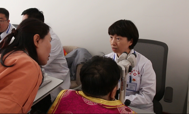 李曉東正在進行眼科疾病義診篩查。圖片來源：白城中心醫院宣傳科