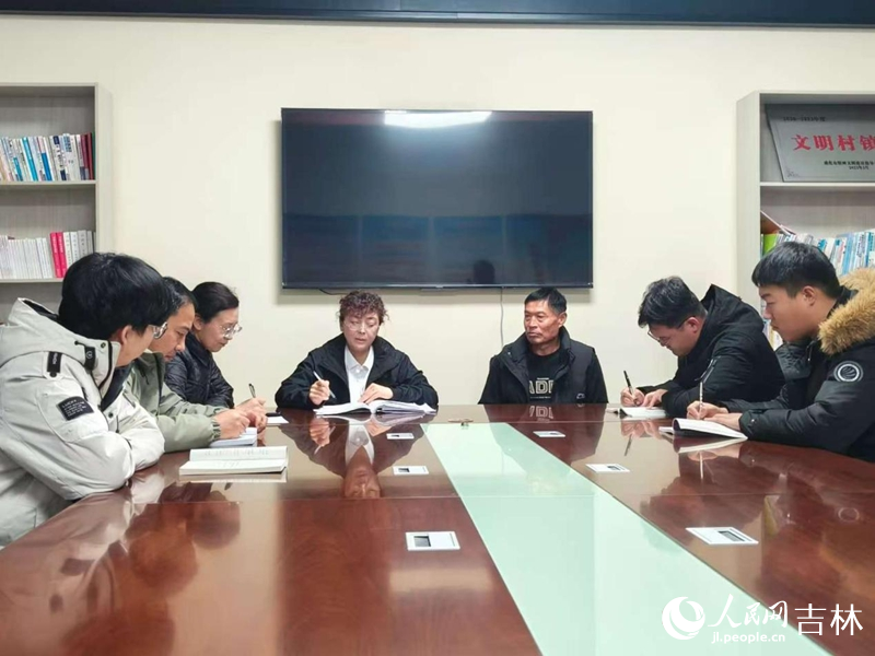 李巍巍正在開會。 實習生 王思皓攝