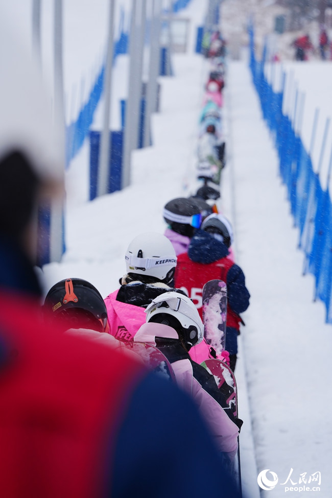 11月27日,滑雪愛好者在長白山和平滑雪場依次排隊進入魔毯。人民網記者 李洋攝