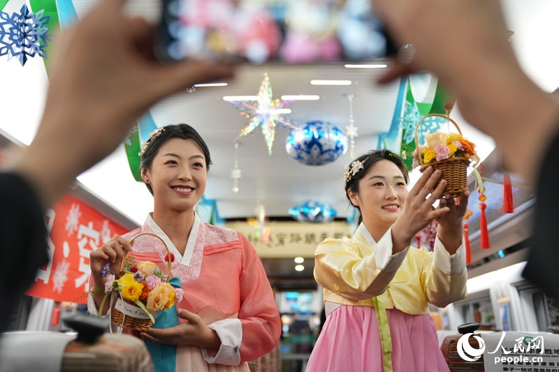 沈白高鐵列車上奏響“文化交響曲”。人民網記者 李洋攝