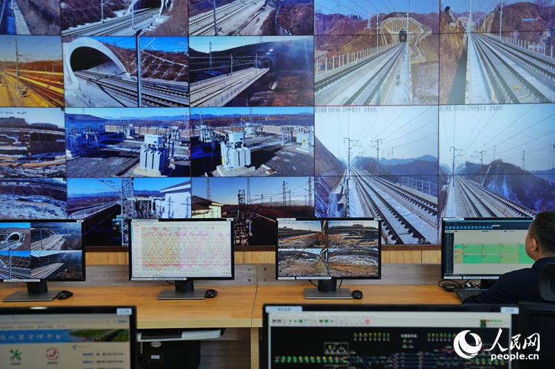 沈陽高鐵基礎設施段安全生產指揮中心監控屏上顯示的沈白高鐵實時畫面。人民網記者 李洋攝