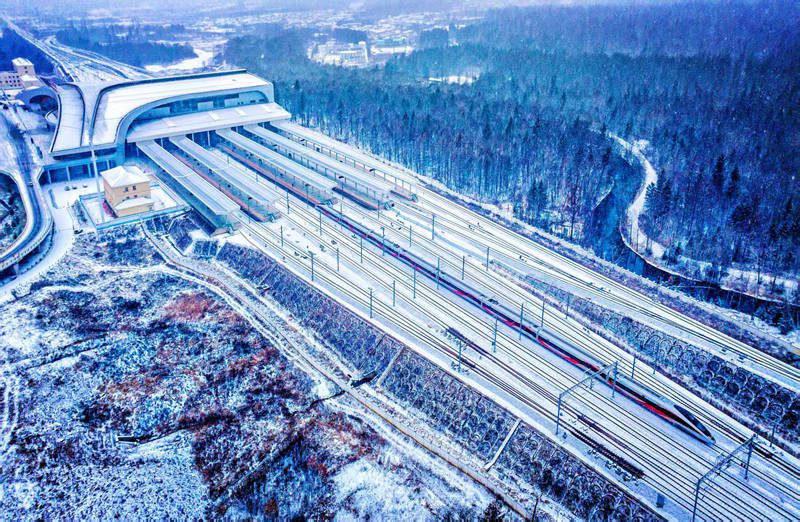 11月27日,一列智能“復興號”動車組駛出長白山高鐵站。孫立君 攝