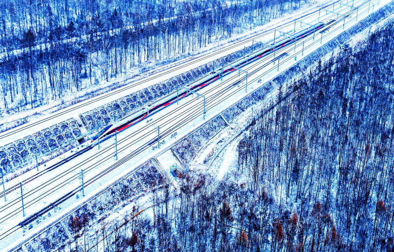 行進在林海雪原的沈白高鐵列車。孫立君 攝