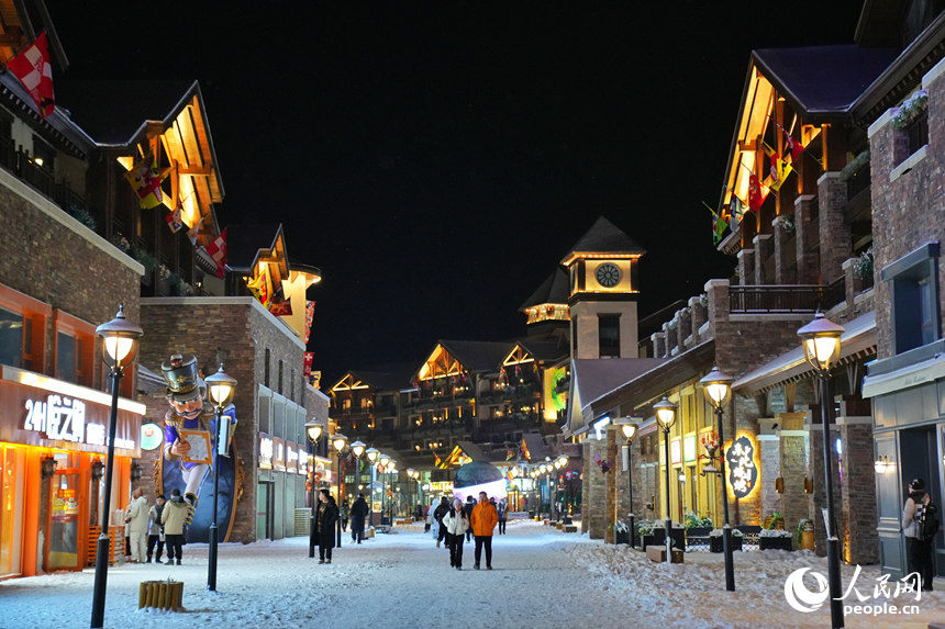 11月27日，游客在白山市華美勝地度假區欣賞雪景。人民網記者 李洋攝