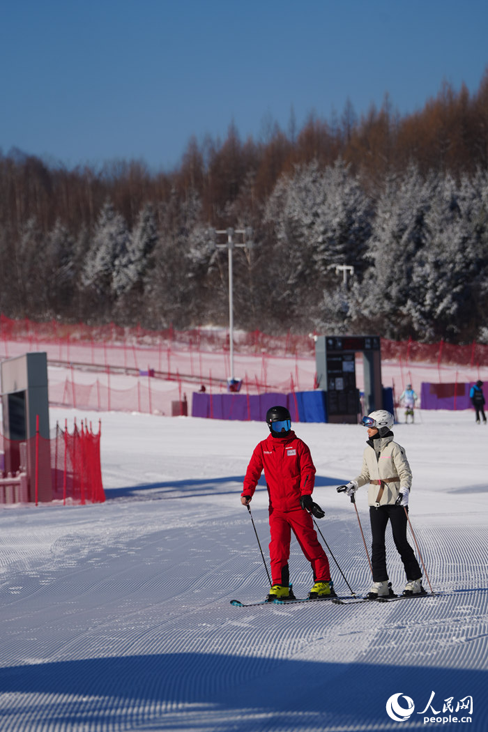 11月28日，滑雪愛好者在華美勝地山地滑雪場的“面條雪道”上練習(xí)滑雪。人民網(wǎng)記者 李洋攝