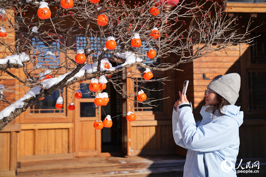 游客在白山市撫松縣雪鄉客棧拍照留念。人民網記者 李洋攝