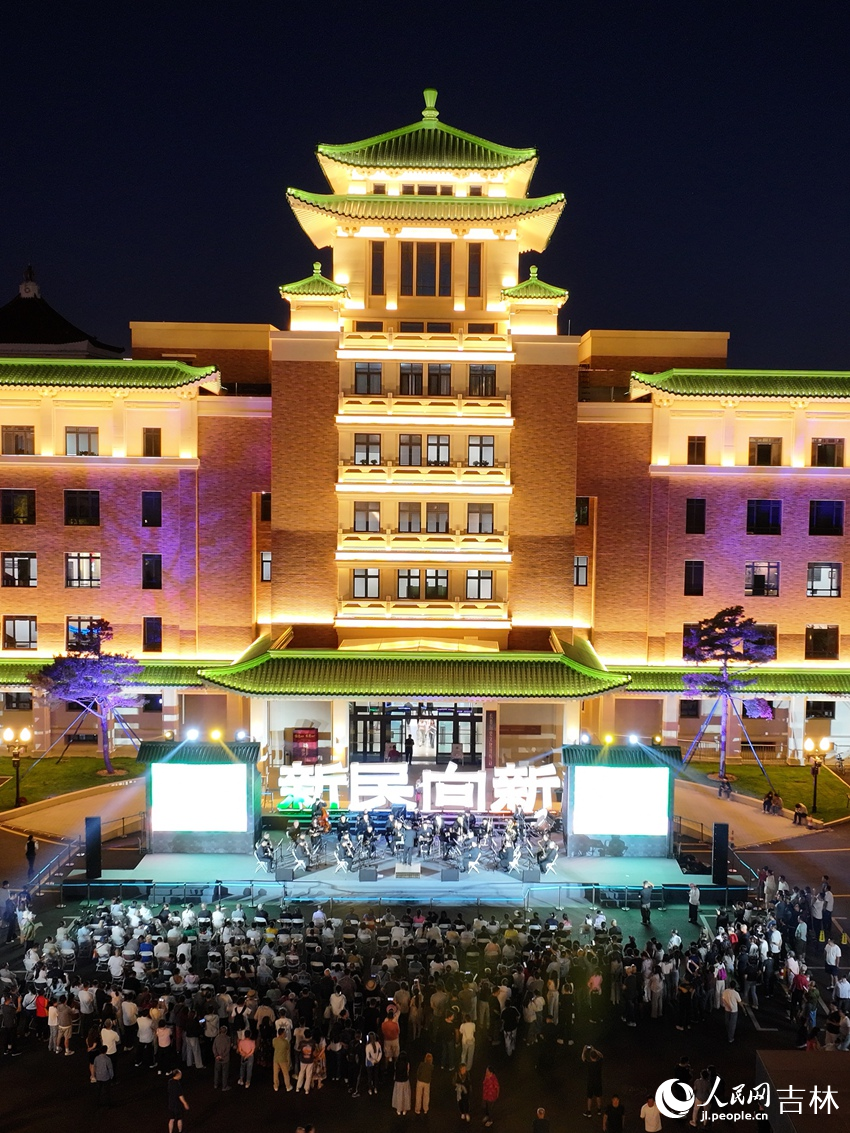 長(zhǎng)春歷史文化博物館前音樂(lè)會(huì)表演。人民網(wǎng)記者 李洋攝