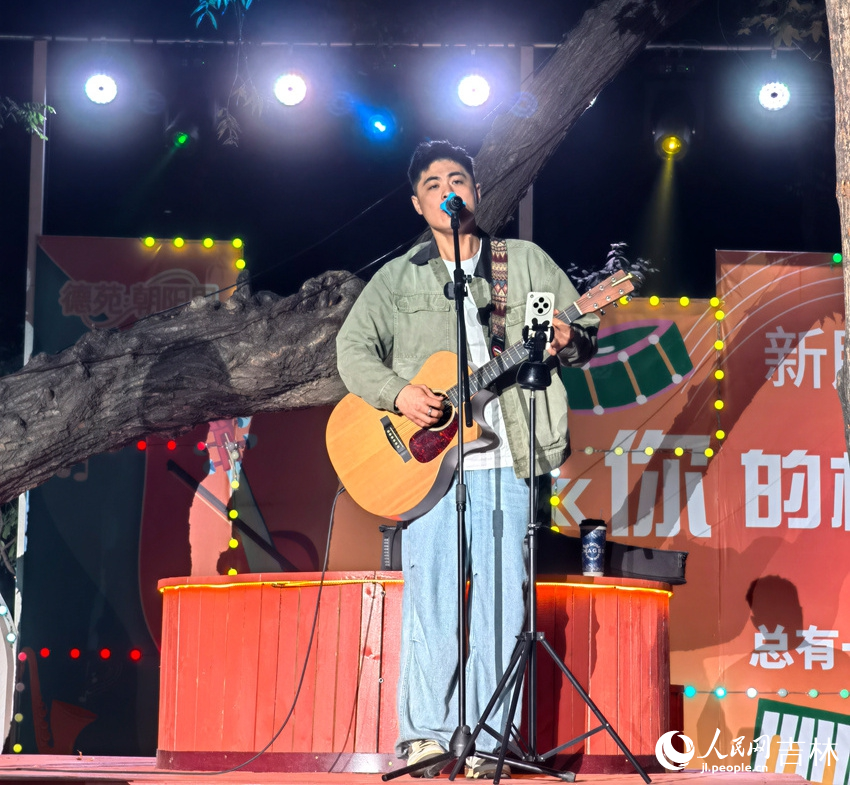 長(zhǎng)春德苑公園街頭音樂(lè)會(huì)。人民網(wǎng)記者 馬俊華攝