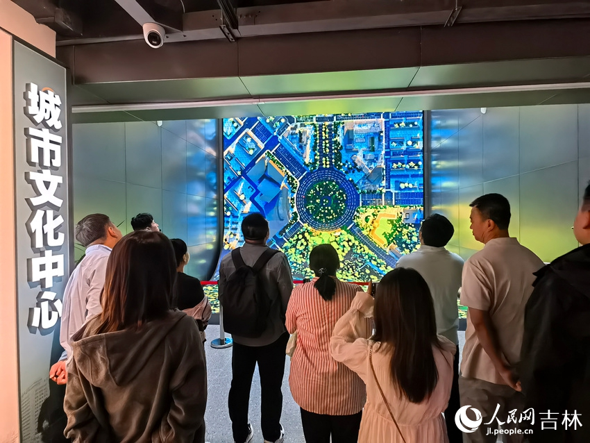 游客參觀長(zhǎng)春歷史文化博物館。人民網(wǎng)記者 馬俊華攝