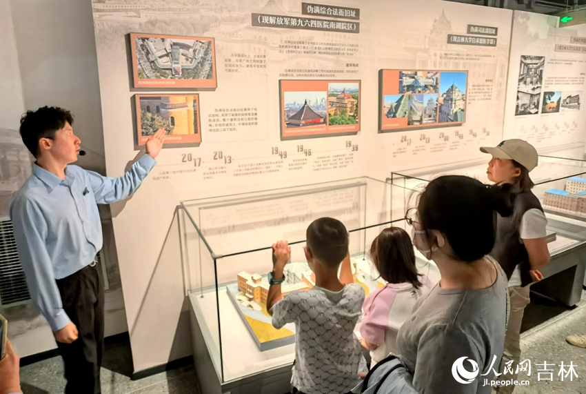 游客參觀長(zhǎng)春歷史文化博物館。人民網(wǎng)記者 馬俊華攝