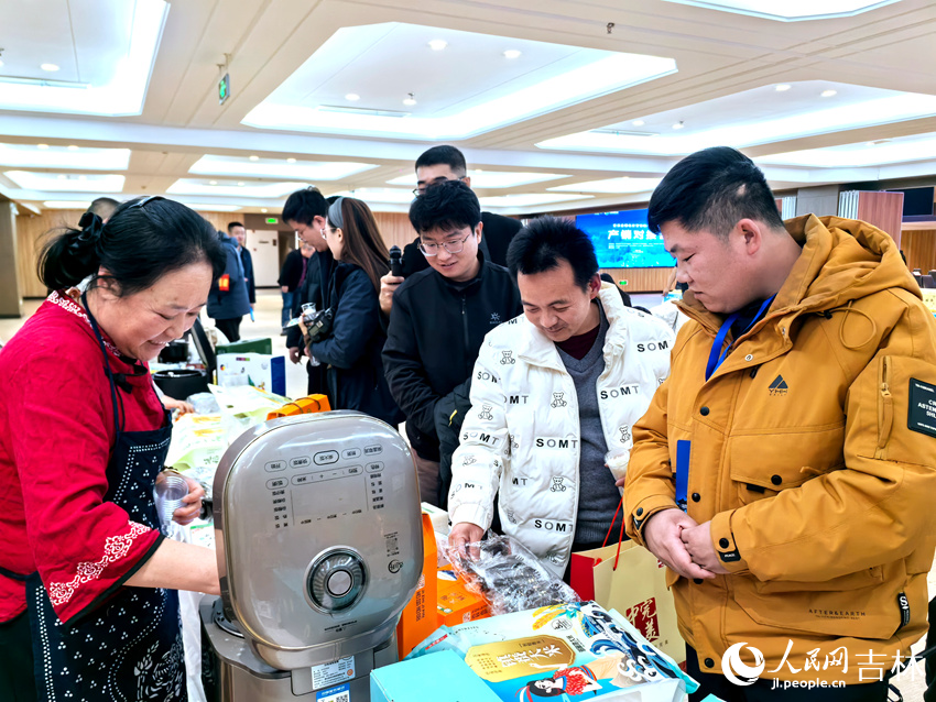 吉林20余家優質企業攜各自的“明星產品”齊聚京城，驚艷亮相。人民網記者 王海躍攝