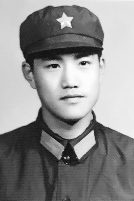 1980年2月楊海波首次佩戴第一次領章帽徽珍貴留影