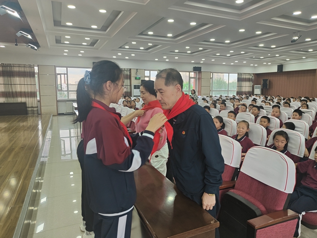 楊海波授聘雷鋒小學校外輔導員